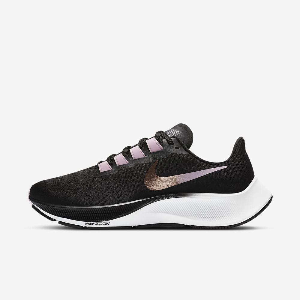 Chaussure De Running Nike Air Zoom Pegasus 37 Noir 1345-679 Black/Light Arctic Pink/White/Metallic Red Bronze Femme | WAF-48544609